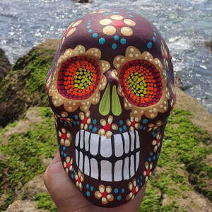 Crâne Décoratif Mexicain - Hypnose Solaire sur Terre d’Ocre - Peint à la Main au Mexique