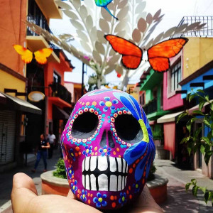 Crâne Décoratif Mexicain - Fête des Couleurs et Fleur Bleue - Peint à la Main au Mexique