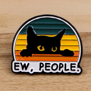 Broche Goth Chat Vintage – "Ew, People." – Émail Noir & Arc-en-Ciel Rétro