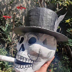Vue détailéle du Crâne Décoratif Mexicain Señor Calavera au Chapeau Haut-de-Forme