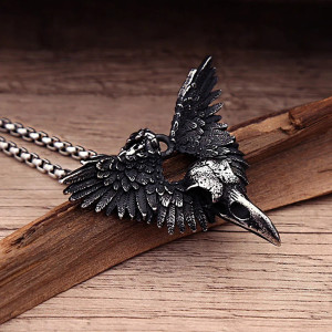 Vue de côté Pendentif Crâne de Corbeau "Messager d'Odin" -Acier Viking 316L