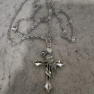 Vue détaillée Pendentif Corbeau sur Croix "Memento Mortis" Style Gothique Romantique