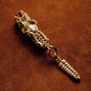 Vue détaillée Porte-Clés Crâne "Félin à Dents de Sabre" – Édition Dorée