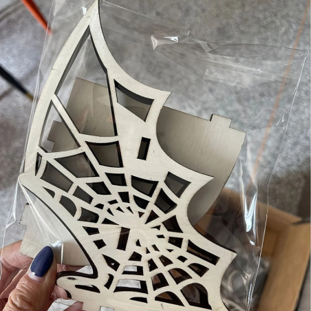 Étagère Murale d’Angle Gothique – Design Chauve-Souris Ailée avec Toiles d’Araignée