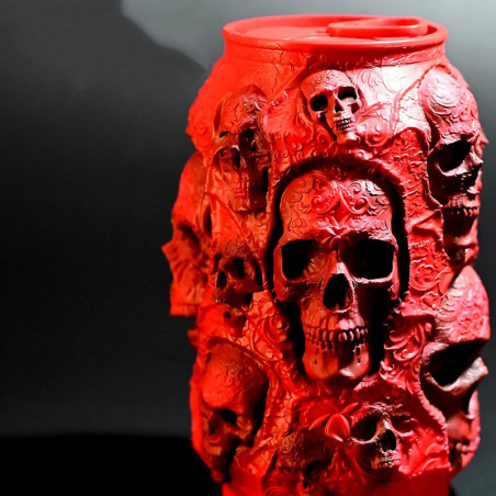 Vue détaillée Décoration Gothique en Résine – Jarre du Diable Sculptée de Crânes Rouges