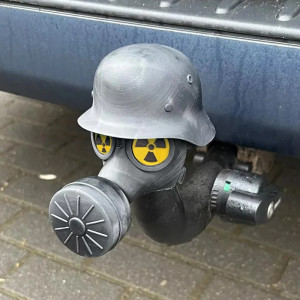 Vue de côté  Cache Crochet Voiture "Masque Nucléaire Toxic Ride" - 2 versions au choix !