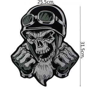 Dimensions Patch Brodé Tête de Mort Biker "Poings de l'Enfer" 31.2 cm x 25.5 cm
