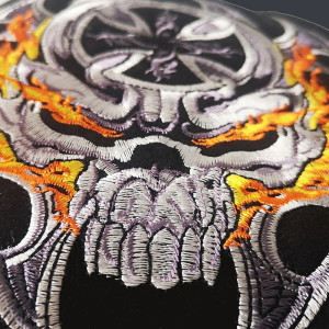 Vue détaillée Patch Brodé Tête de Mort Tribal "Crâne Infernal" - 17.8 cm x 19 cm