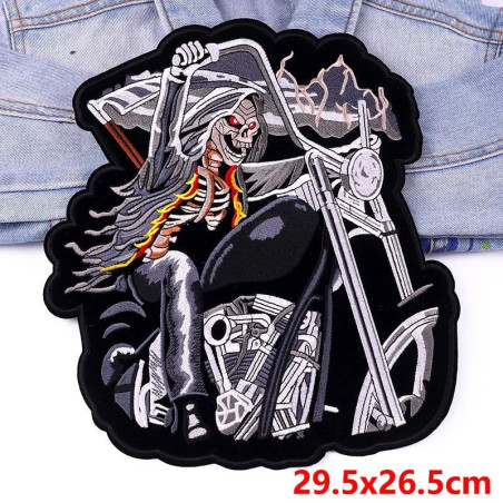 Dimensions Patch Brodé Biker "Faucheuse en Furie" - 29.5 cm x 26.5 cm
