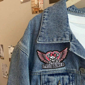 Vue Portée Patch Tête de Mort Biker "Lady Crâne Rebelle" - 6 cm x 10.8 cm