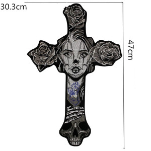 Dimensions Écusson Tête de Mort Gothique "Croix Mortelle aux Roses Noires" - 30 cm x 47 cm