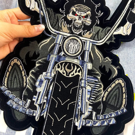 Magnifique Patch Brodé Biker Crâne sur Chopper - 31.4 cm x 29 cm