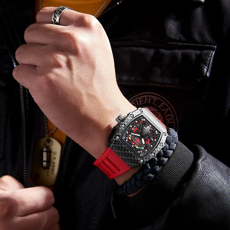 Vue Portée Montre Tête de Mort "Carbone Infernal"  Design Futuriste Couleur Rouge