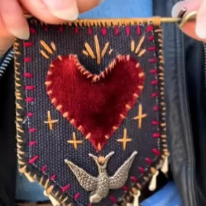 Vue de face Broche Rock "Cœur Fidèle & Hirondelle Rebelle"