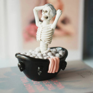 Vue détaillée Statuette Squelette "La Mort lui va si Bain"