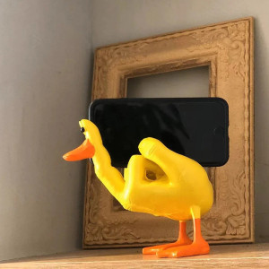vue de Cote Statuette "Fuck the Duck" - Le Canard au Doigt d'Honneur