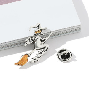 Broche Gothique "Sorcière Volante d’Argent"