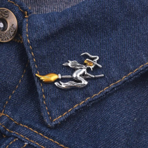 Broche Gothique "Sorcière Volante d’Argent"
