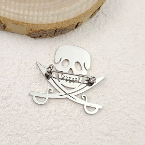 Détails de la Broche Tête de Mort Sabres du Corsaire