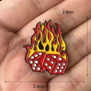 Dimensions Broche Rock Flammes "Dés Infernaux"