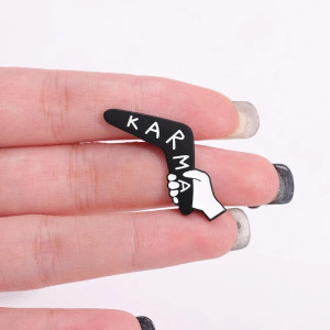 Broche Gothique “Boomerang Karma”