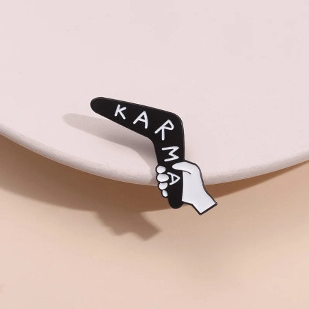 Vue de face Broche Gothique “Boomerang Karma”