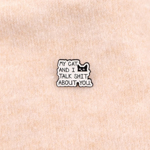 Vue de face Broche Chat Sarcastique “My Cat and I Talk About You”