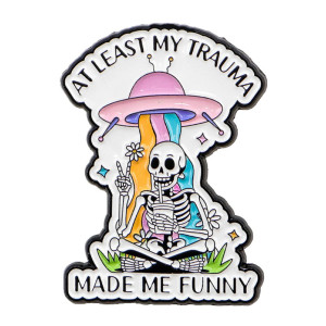 Vue de face Broche Gothique “At Least My Trauma Made Me Funny”