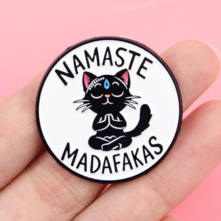 Broche Chat Noir “Namaste Madafakas” – Sérénité Infernale