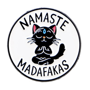 Vue générale Broche Chat Noir “Namaste Madafakas” – Sérénité Infernale