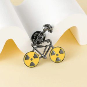Vue de face Broche Tête de Mort Cycliste – “Ride or Die Atomique”