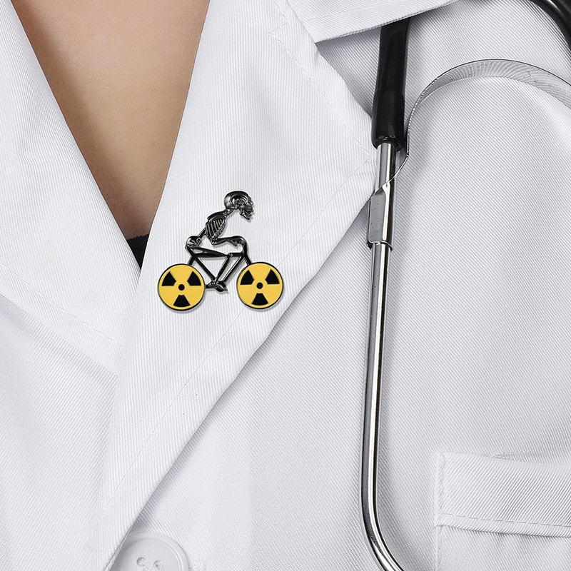 Broche Tête de Mort Cycliste – “Ride or Die Atomique”