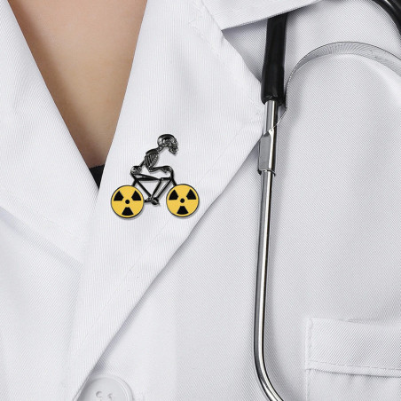 Broche Tête de Mort Cycliste – “Ride or Die Atomique”