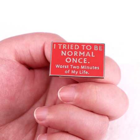 Broche Sarcastique "Deux Minutes de Normalité"