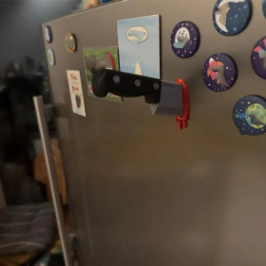 Magnifique Magnet Frigo Couteau Sanglant - “Cuisine Mortelle”