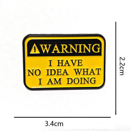 Dimensions Broche Humour Noir "Warning – Aucune Idée de Ce que Je Fais"
