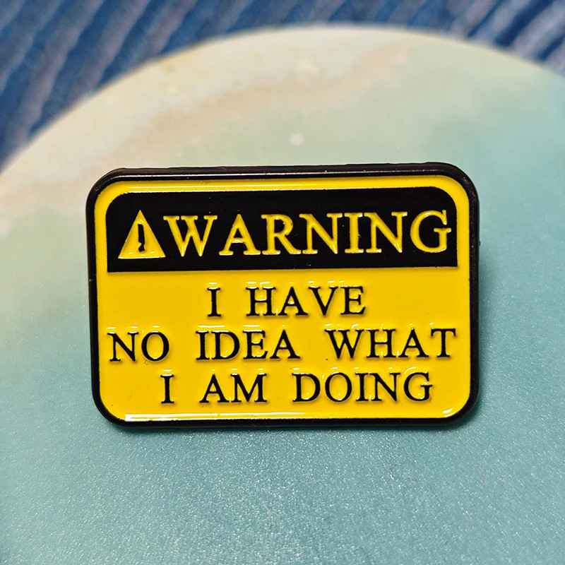 Broche Humour Noir "Warning – Aucune Idée de Ce que Je Fais"