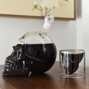 Vue de Face Carafe à Whisky Tête de Mort Crâne de Cristal avec son verre