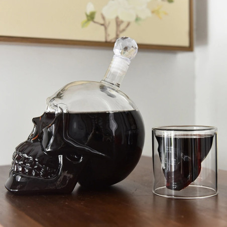 Vue de Face Carafe à Whisky Tête de Mort Crâne de Cristal avec son verre