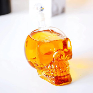 Vue générale Carafe à Whisky Tête de Mort Crâne de Cristal avec son verre