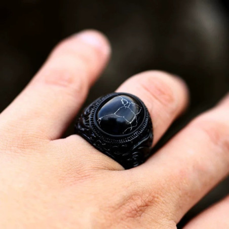 Vue Portée Bague Chevalière Gothique "Pierre du Chaos Obscur"