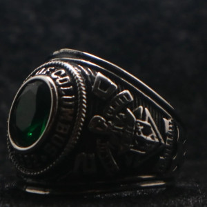 Vue de côté Bague Chevalière Gothique "Ordre Émeraude des Ombres"