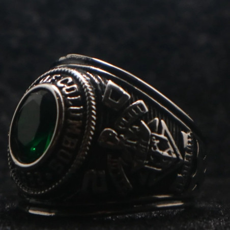 Vue de côté Bague Chevalière Gothique "Ordre Émeraude des Ombres"