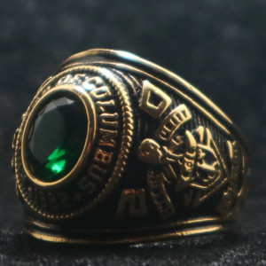 Vue de côté Bague Chevalière Gothique "Ordre Émeraude Impérial"