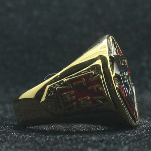 Vue de côté Bague Chevalière Gothique "Croix du Serment Doré"