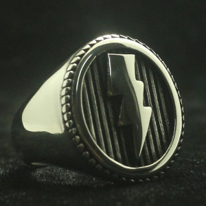 Bague Biker “Foudre d’Acier” Couleur Argent