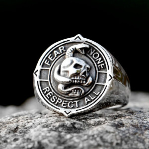 Avant Bague Tête de Mort "Fear None Respect All"