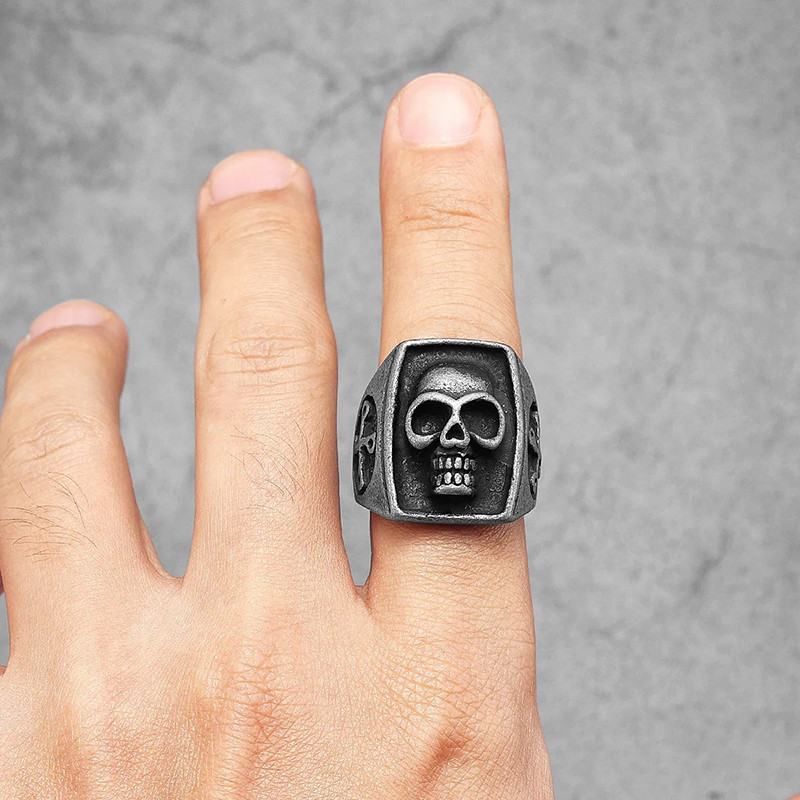 Vue Portée Bague Tête de Mort "Croix du Jugement"