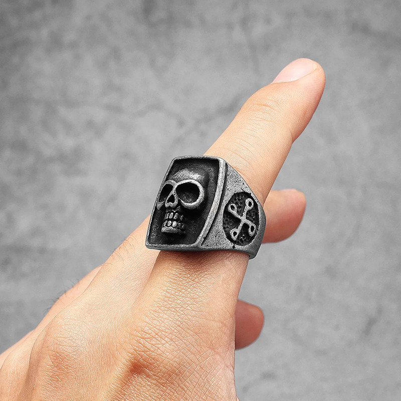 Vue Portée Bague Tête de Mort "Croix du Jugement"