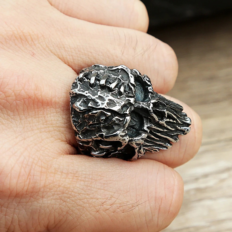 Vue Portée Bague Tête de Mort "Crâne Ravagé"
